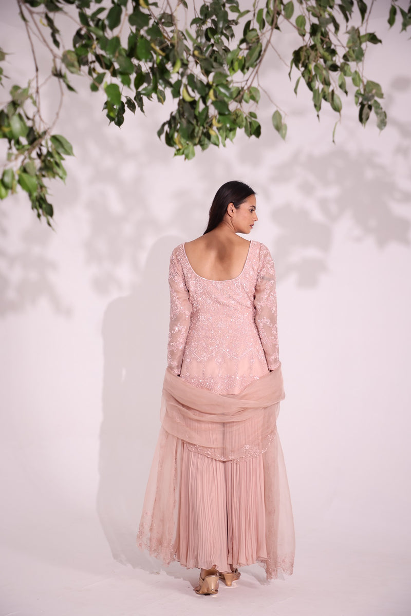 Elegantly embroidered set with floral motifs in resham aari
