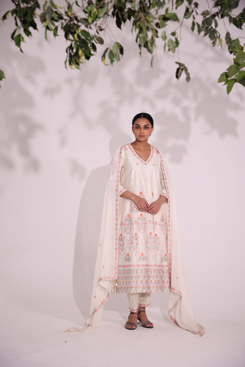 Afreen embroidered kurta in Chanderi silk with elbow length sleeves